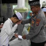 Berkah Nisfu Sya'ban, Propam Polres Lombok Barat Santuni Anak Yatim di Masjid Alittihad