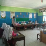 Bhabinkamtibmas Kawal Program Makanan Bergizi di SDN 2 Ombe Baru