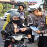 Operasi Keselamatan Rinjani 2025, Polres Lobar Edukasi Pengendara dengan Hadiah Sayuran