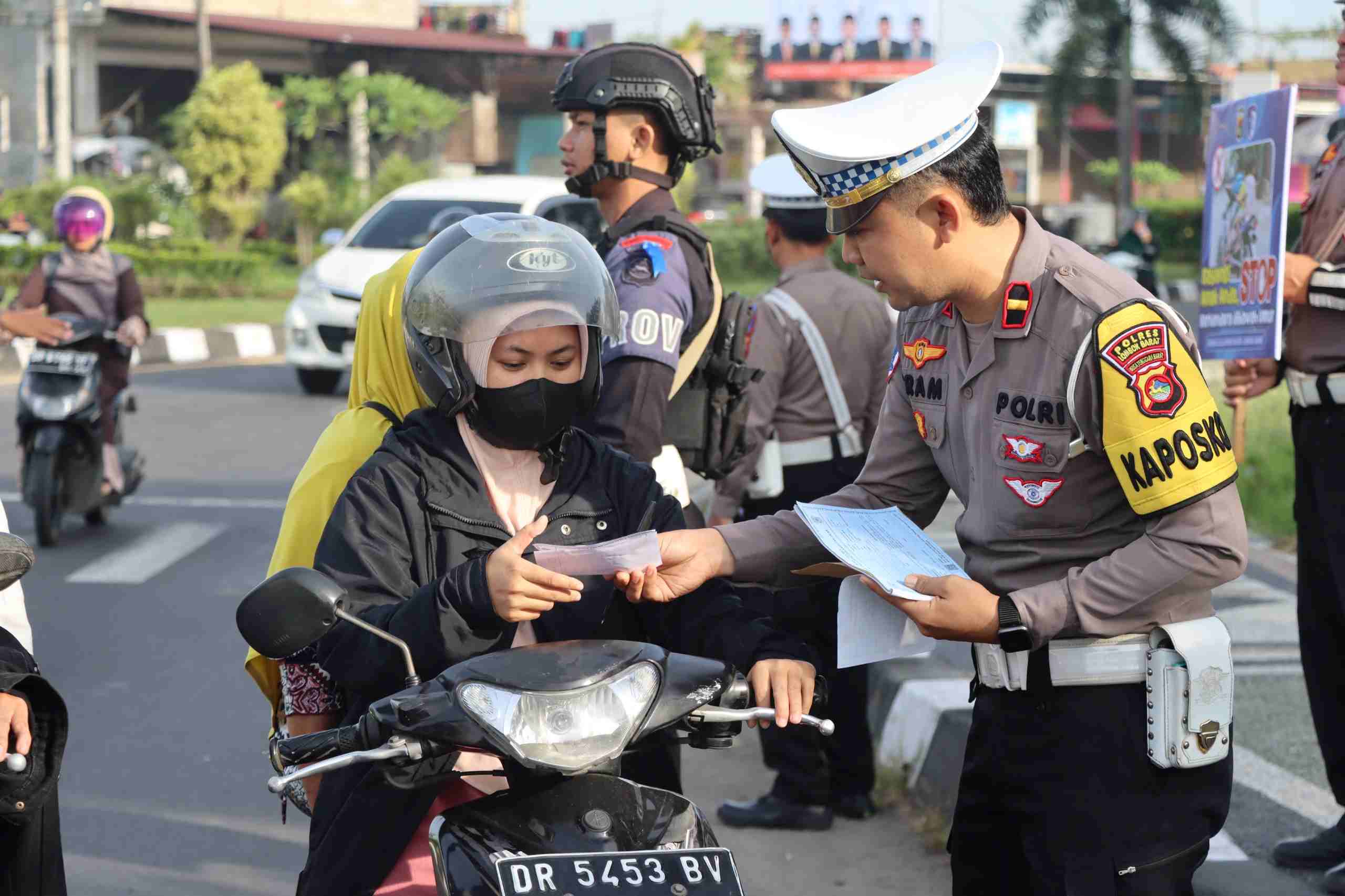 Operasi Keselamatan Rinjani 2025, Polres Lobar Edukasi Pengendara dengan Hadiah Sayuran