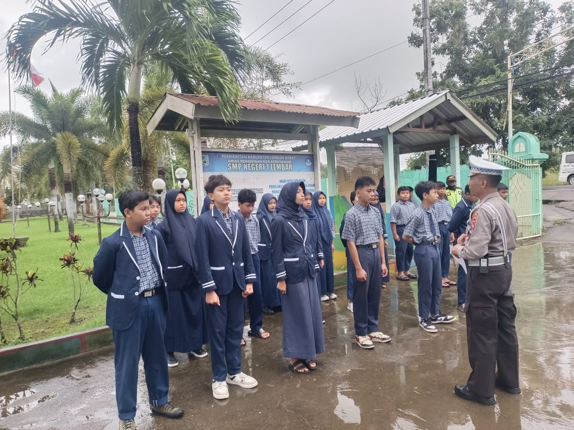 Polres Lobar Tanamkan Keselamatan Lalu Lintas Sejak Dini di SMPN 1 Lembar