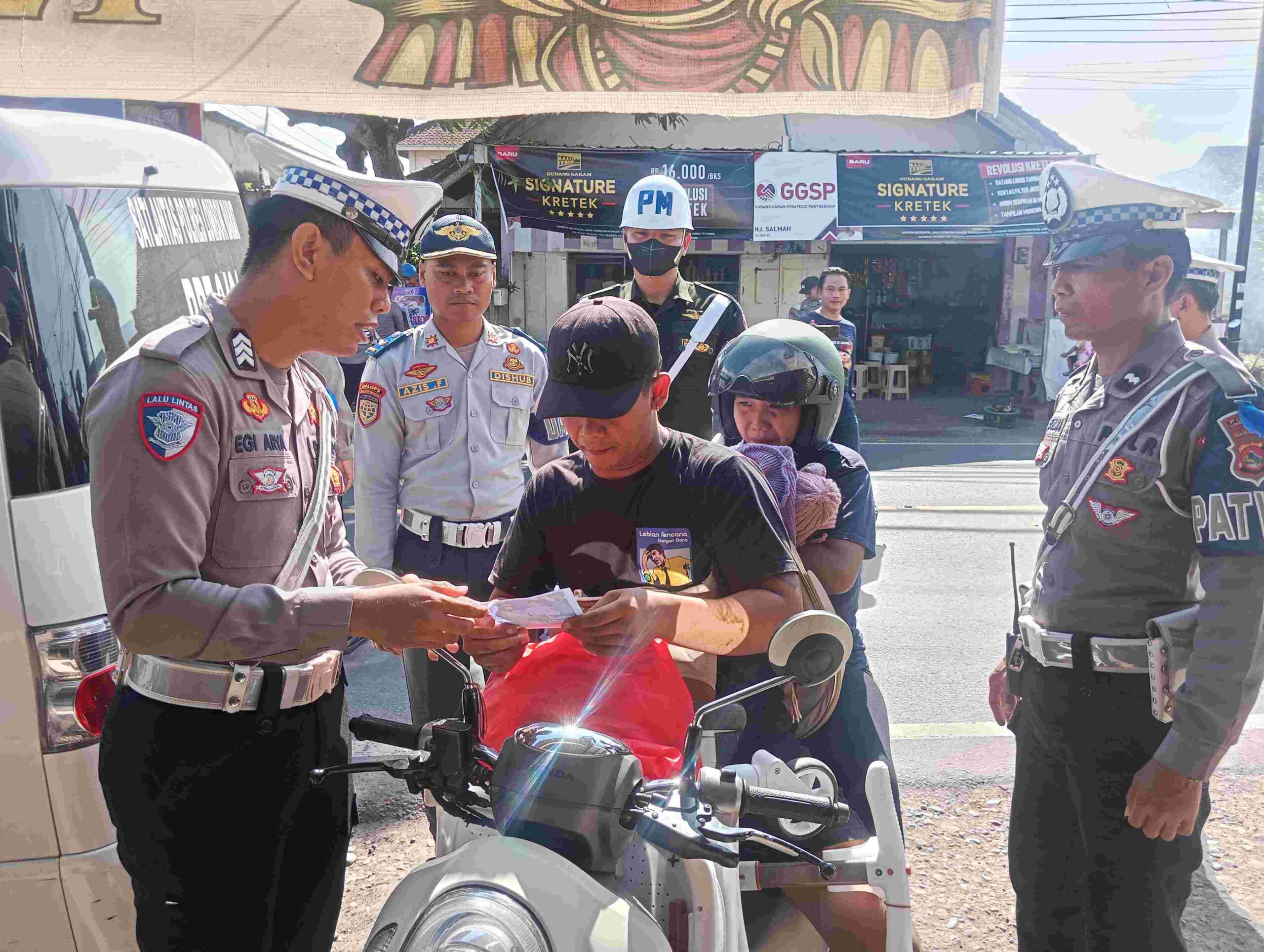 Polres Lombok Barat Gencar Tingkatkan Kesadaran Lalu Lintas Lewat Operasi Rinjani 2025