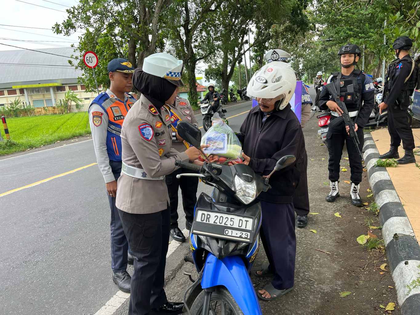 Unik! Operasi Keselamatan Rinjani 2025 Beri Reward Sayuran ke Pengendara Tertib