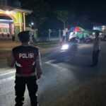 Aman dan Khusyuk! Polisi Kawal Sholat Tarawih di Sekotong