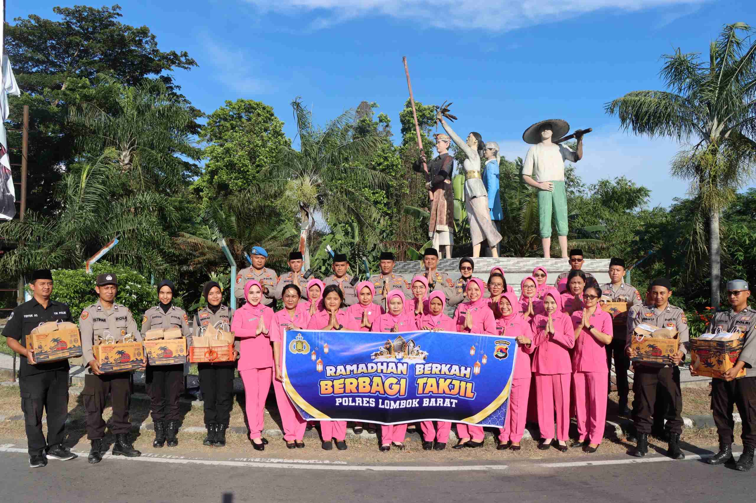 Kapolres Lombok Barat Turun ke Jalan, Bagikan Takjil di Gerung