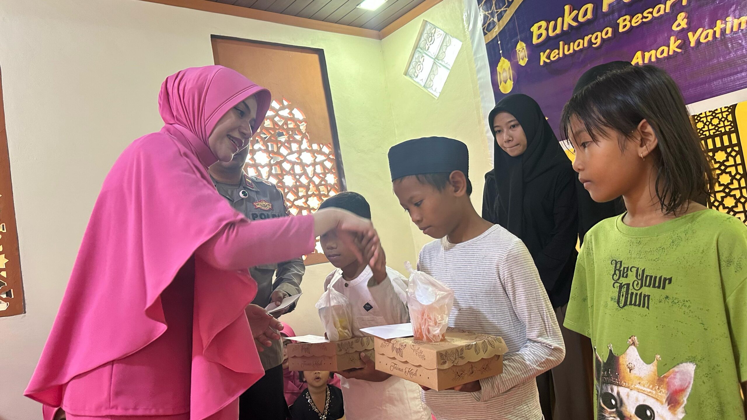 Indahnya Ramadan: Polsek Lembar Tebar Kebaikan di Jalan Dato Kedaro