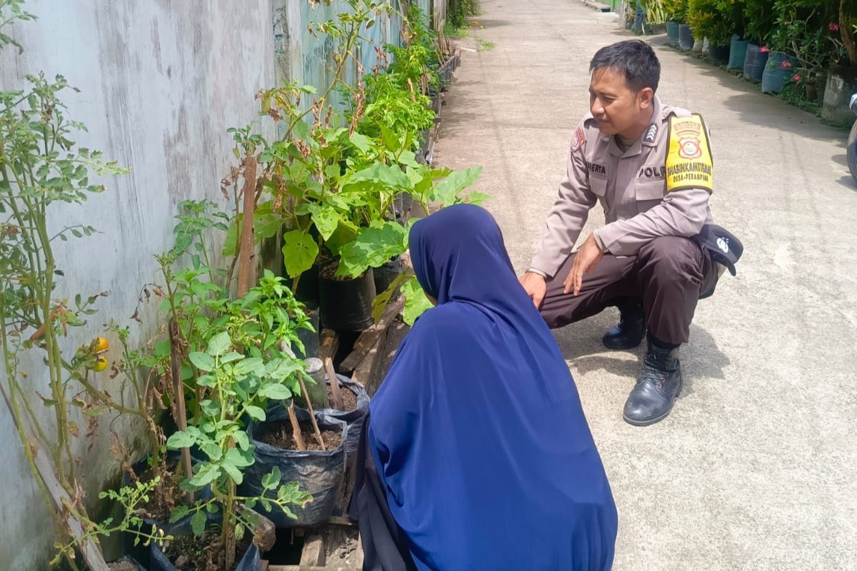 Dukungan Pangan Nasional, Polisi Ini 'Sentuh' Hati Warga Lombok Barat