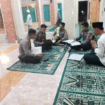 Personel Polsek Sekotong Gelar Tarawih & Tadarusan, Pererat Silaturahmi