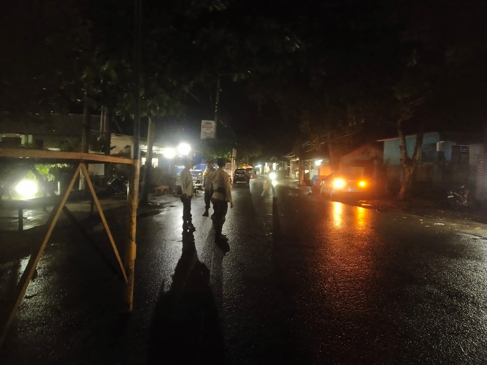 Polisi Labuapi Atur Lalu Lintas, Tarawih Berlangsung Aman