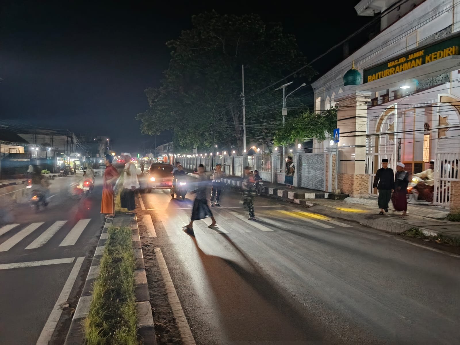 Jemaah Tenang, Polisi Siaga! Pengamanan Tarawih di Kediri Lombok Barat