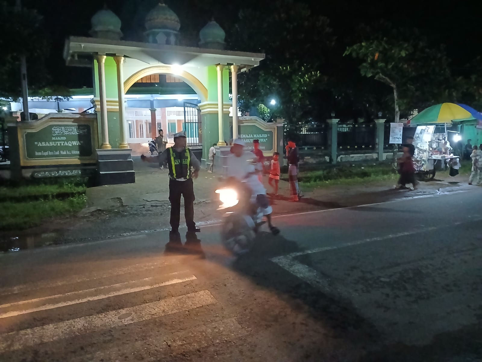 Polsek Sekotong Kawal Sholat Tarawih di Masjid Assasutaqwa