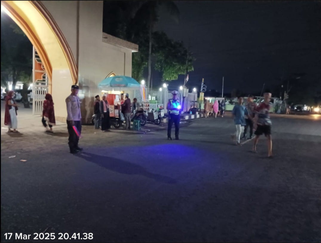 Tarawih Nyaman: Pengamanan Polisi di Masjid Kediri
