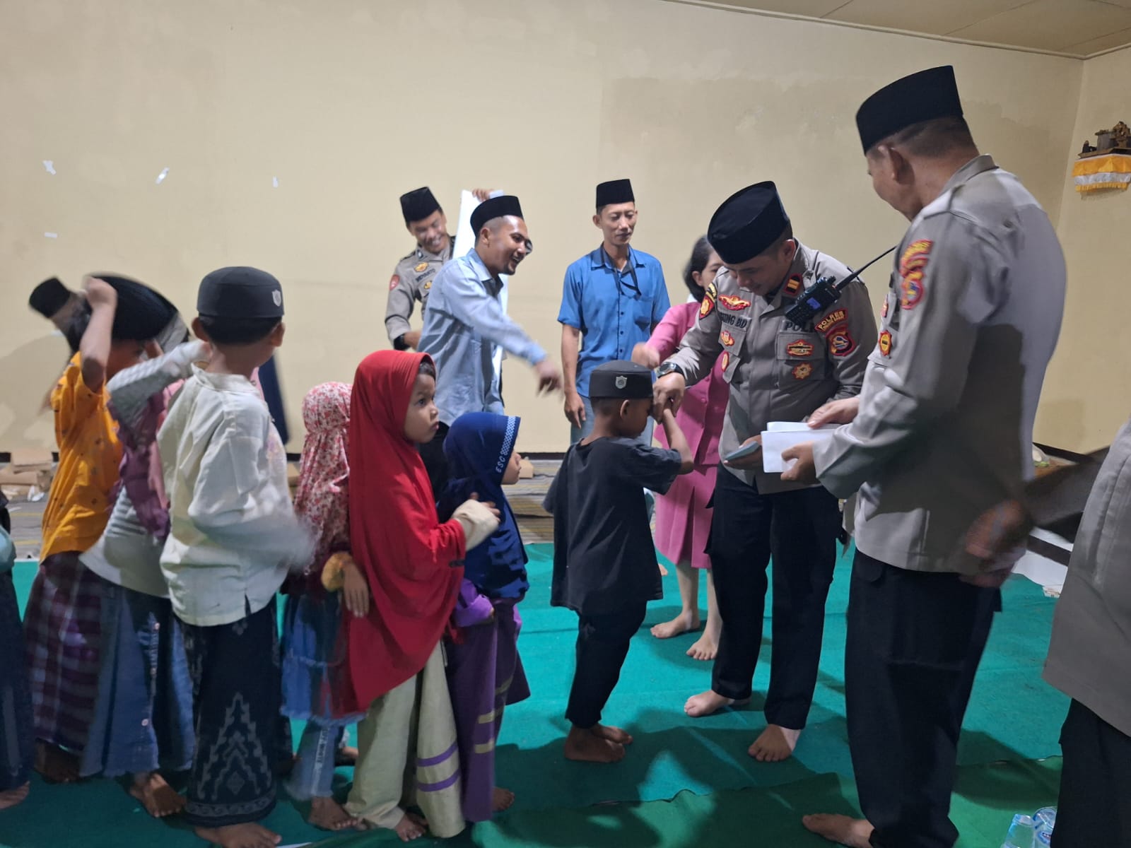 Polsek Gerung Gelar Buka Puasa dan Santunan, Bahagiakan Anak Yatim