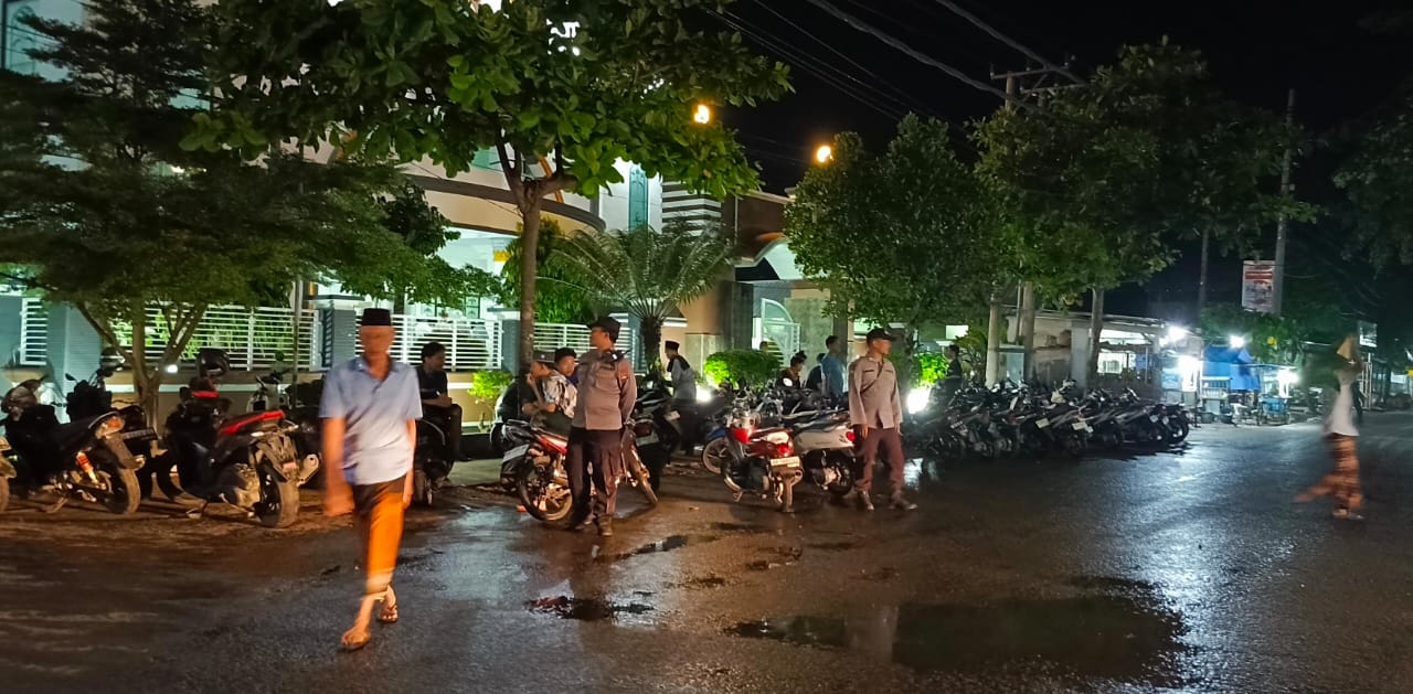 Polisi Siaga! Pengamanan Tarawih di Labuapi Berjalan Lancar