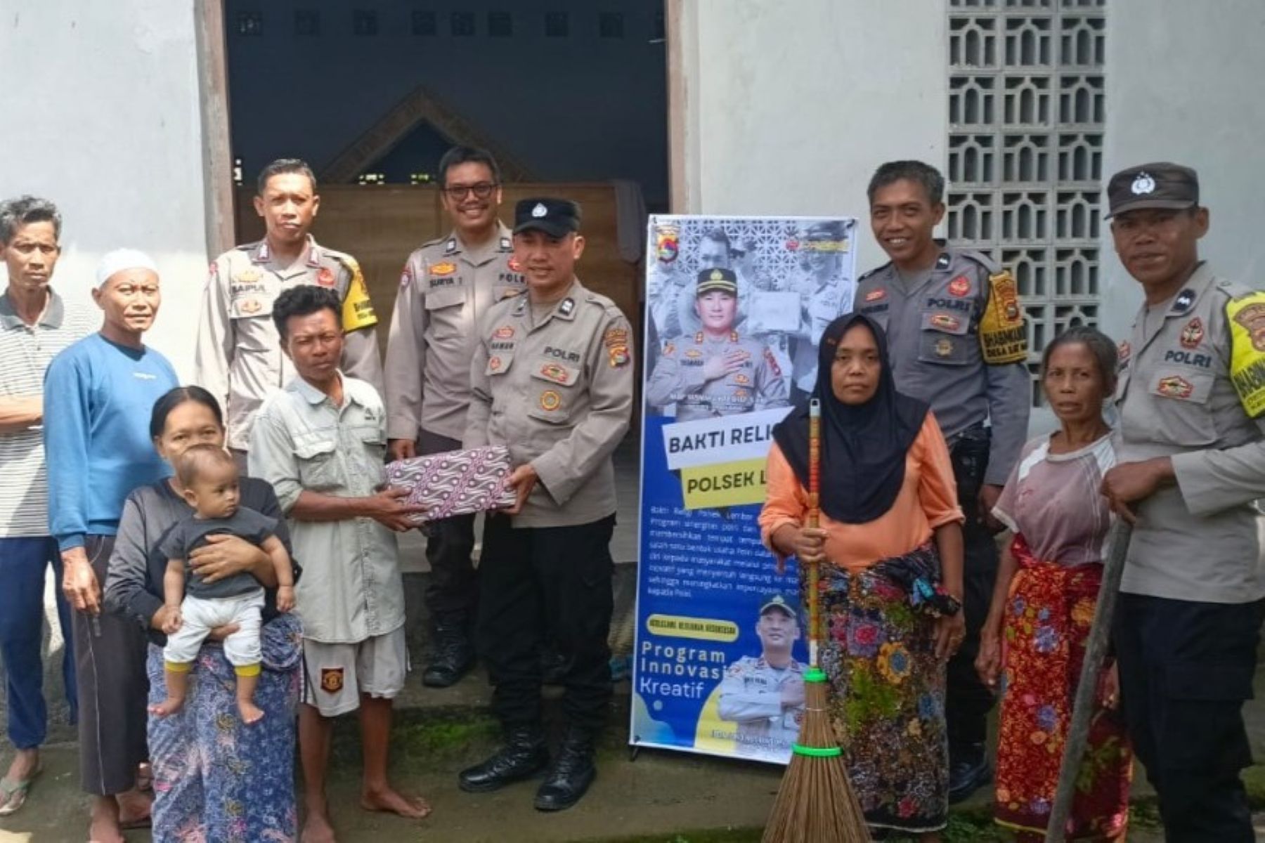 Bakti Religi Polsek Lembar, Tingkatkan Kebersihan dan Semangat Gotong Royong di Masyarakat