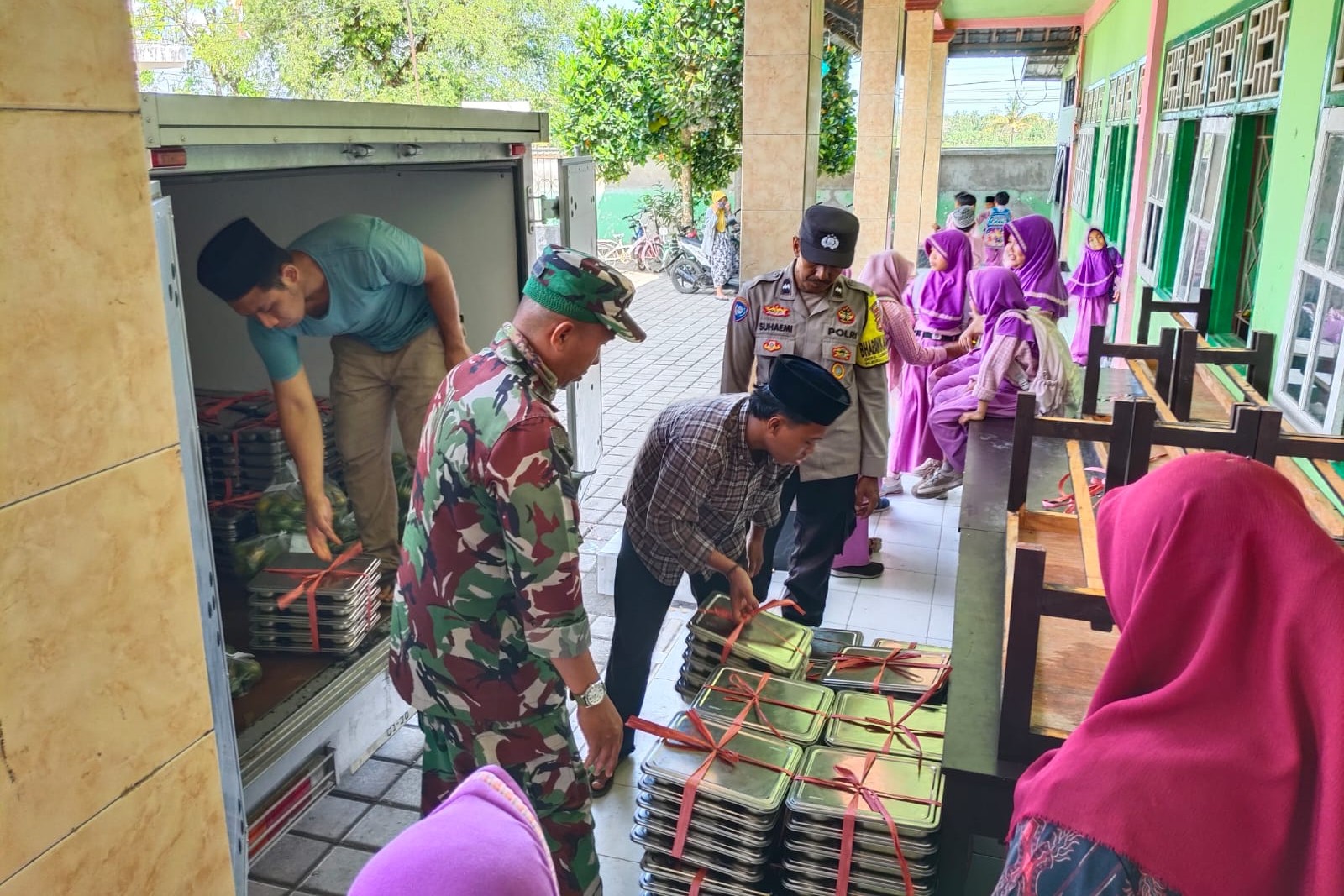 Kapolsek Lembar Pantau Langsung Uji Coba Program Makan Bergizi Gratis di Wilayahnya