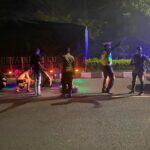 Sigap! Polisi Lombok Barat Bantu Pengendara Truk Pecah Ban Saat Patroli