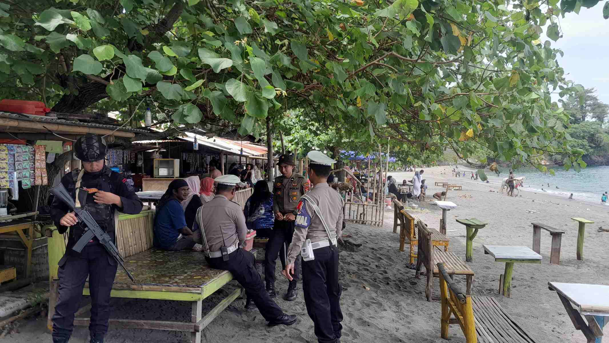 Patroli Ops Ketupat Rinjani 2025, Polisi Jaga Wisatawan di Pantai Lombok Barat