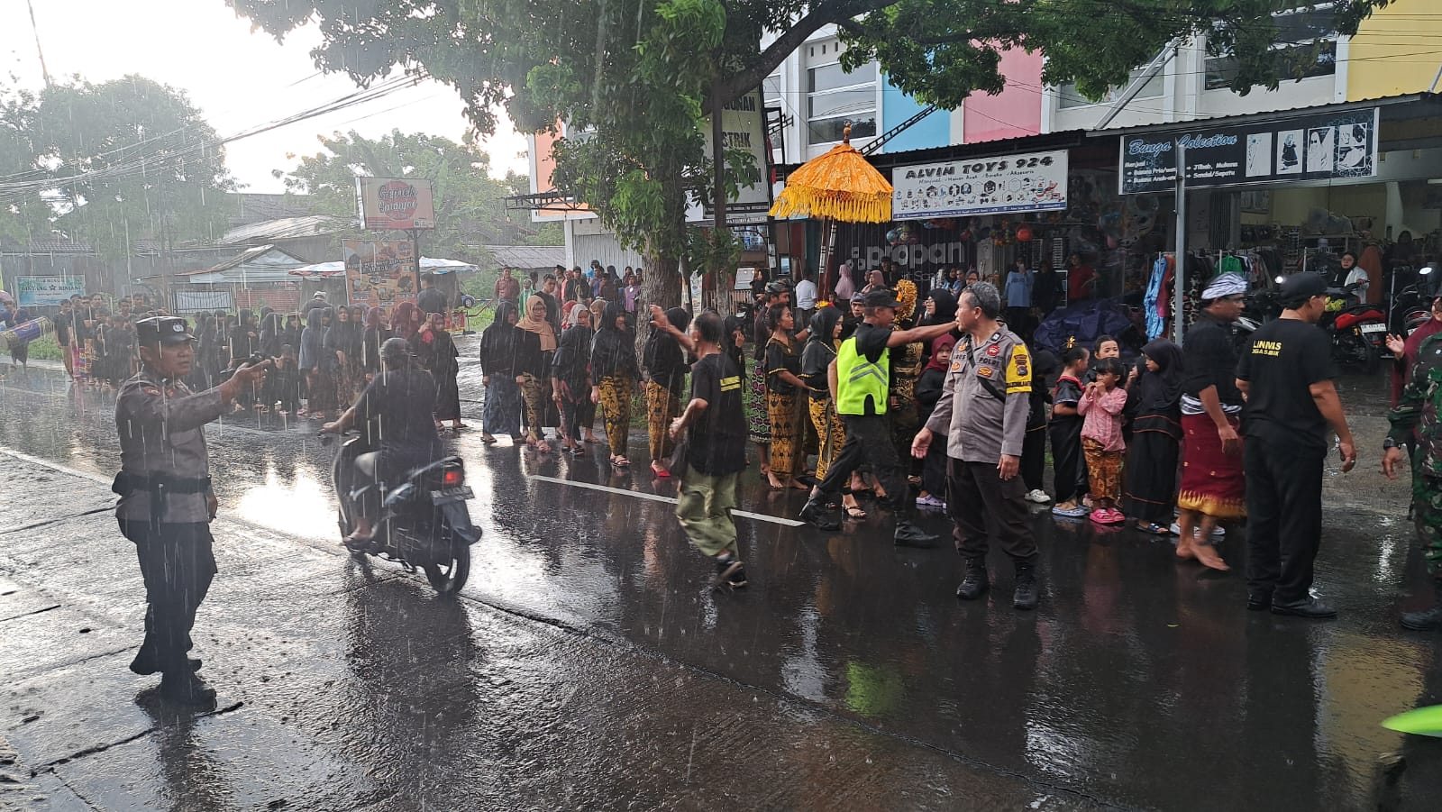 Pengamanan Tradisi Nyongkolan di Lombok Barat Berjalan Lancar, Kapolsek Batulayar Apresiasi Masyarakat
