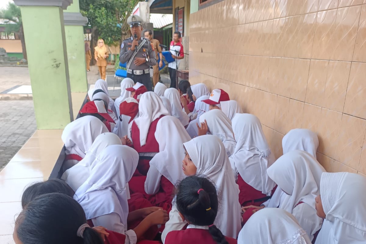 Police Goes to School Polres Lombok Barat Gencar Edukasi Keselamatan Berlalu Lintas Sejak Dini