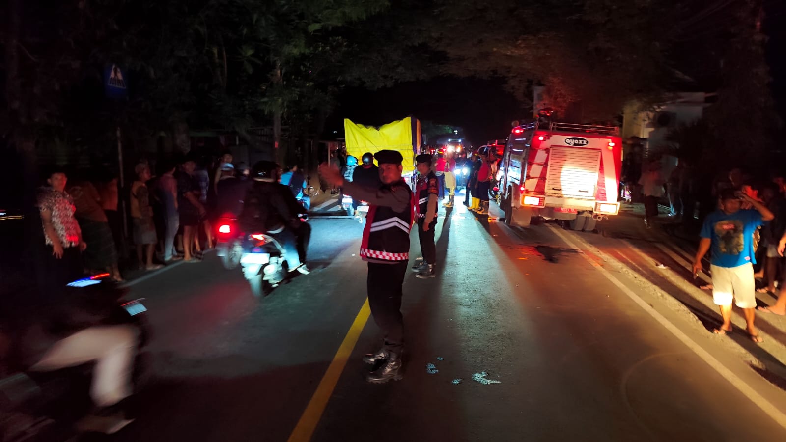 Polres Lobar Sigap Amankan Lokasi Konsleting Listrik dan Atur Lalin, Pastikan Keselamatan Warga