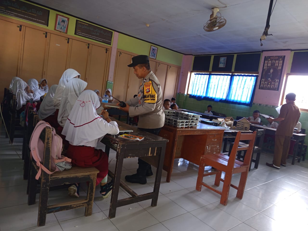 Polsek Gerung Kawal Ketat Program Makan Bergizi Gratis, Pastikan Berjalan Lancar dan Tepat Sasaran