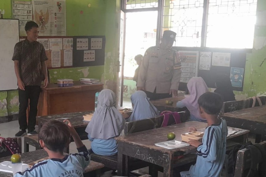 Polsek Gerung Kawal Ketat Program Makan Bergizi Gratis, Ribuan Siswa Terima Manfaat
