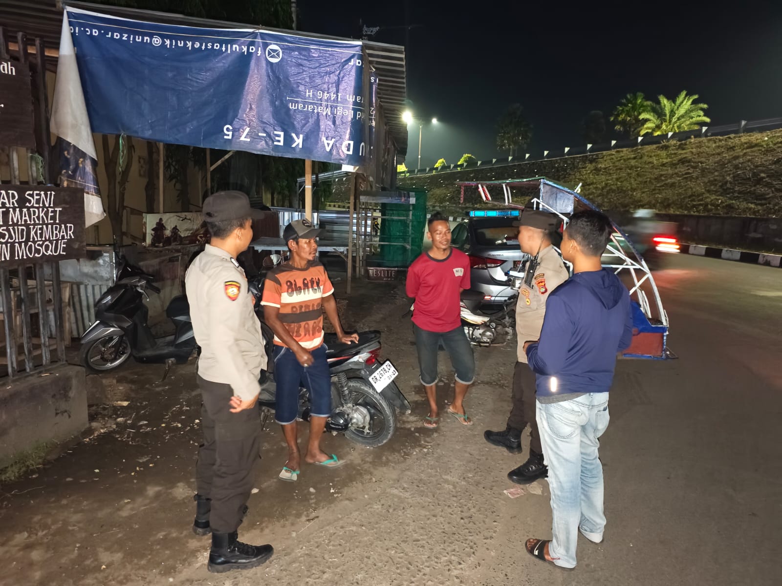 Polsek Kediri Intensifkan Patroli Malam, Sampaikan Himbauan Kamtibmas Langsung ke Warga Lelede