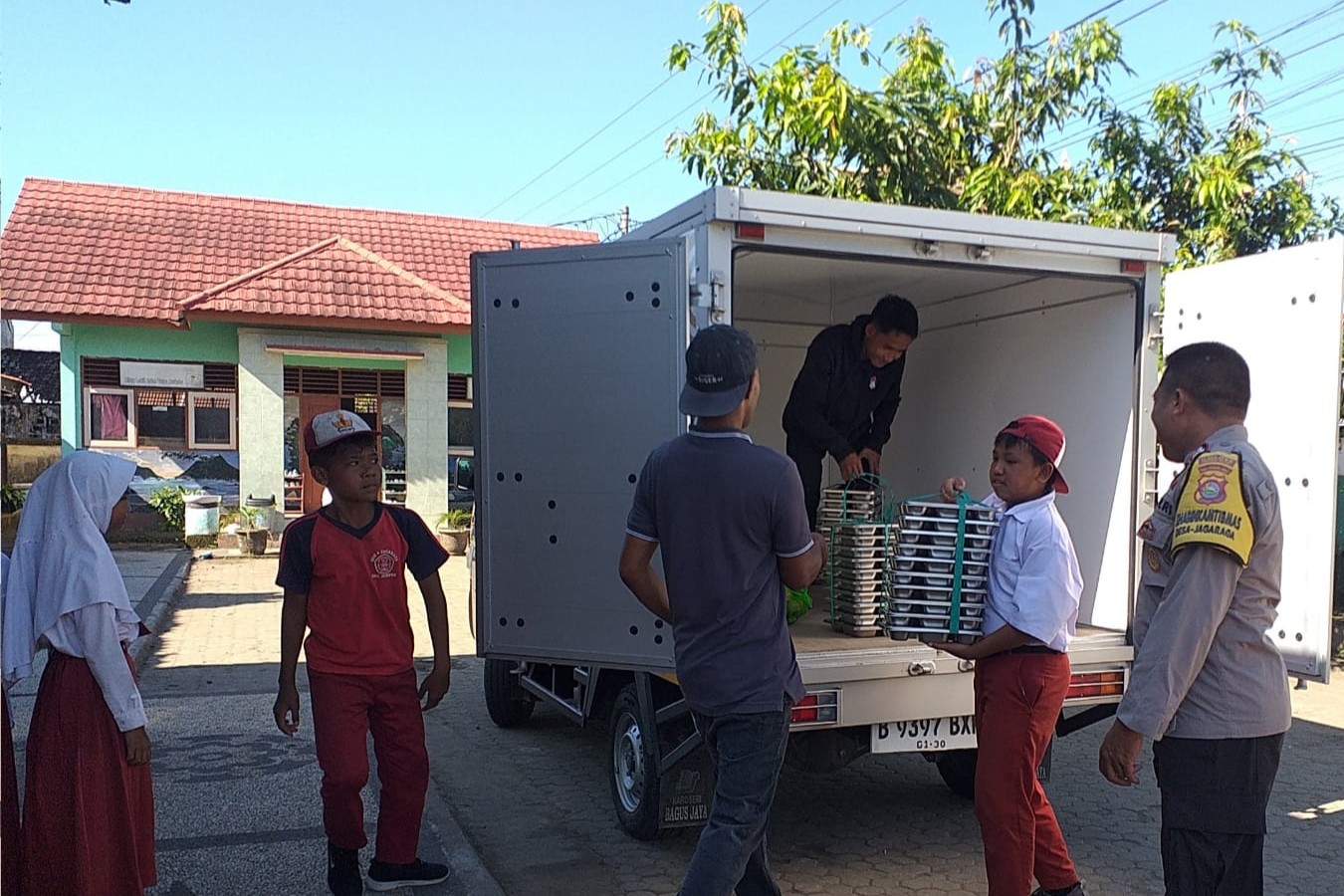 Sinergi Polri dan SPPG Sukseskan Program Makan Bergizi di Kuripan