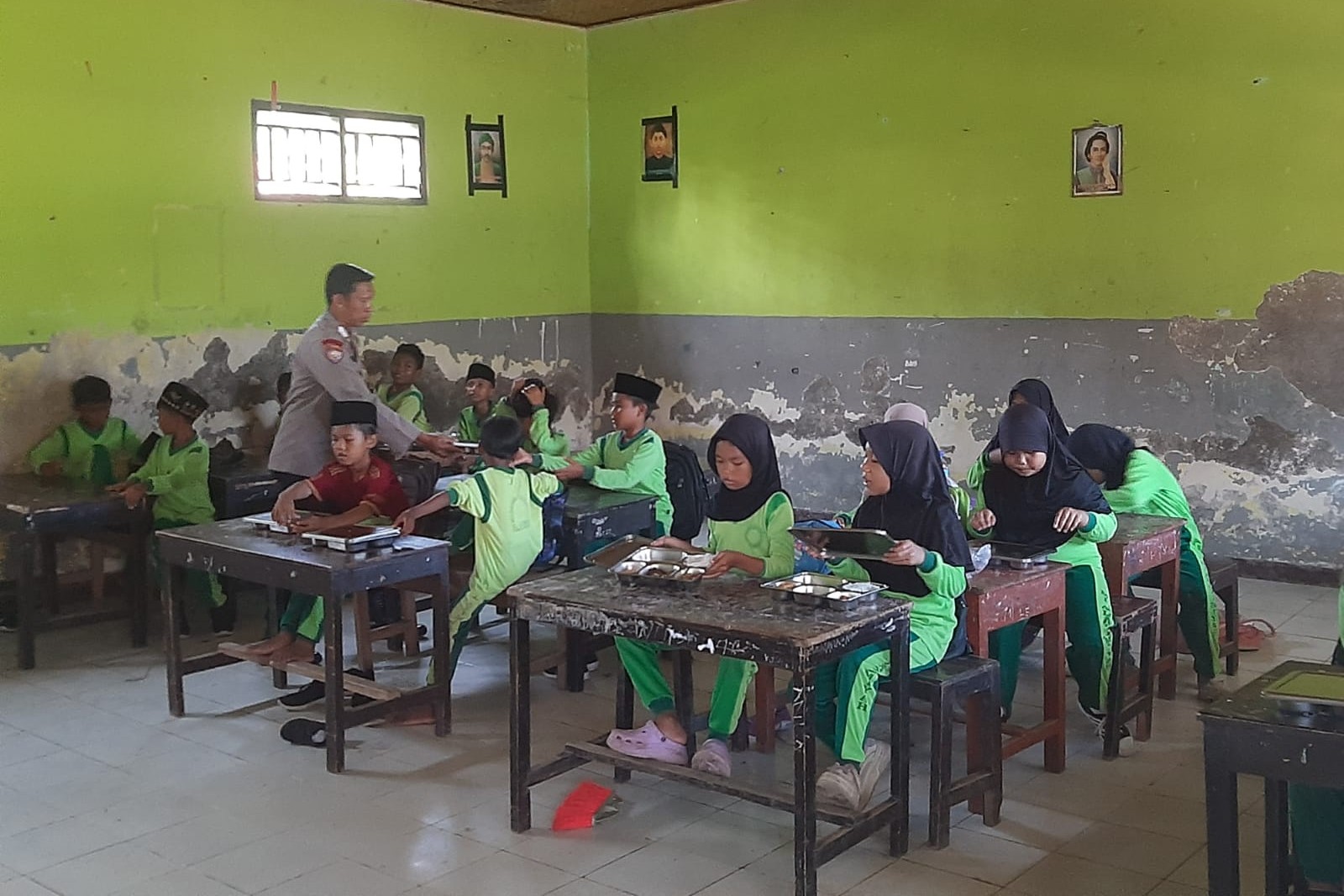 Polsek Lembar Pastikan Program Makan Bergizi Gratis Berjalan Aman dan Lancar