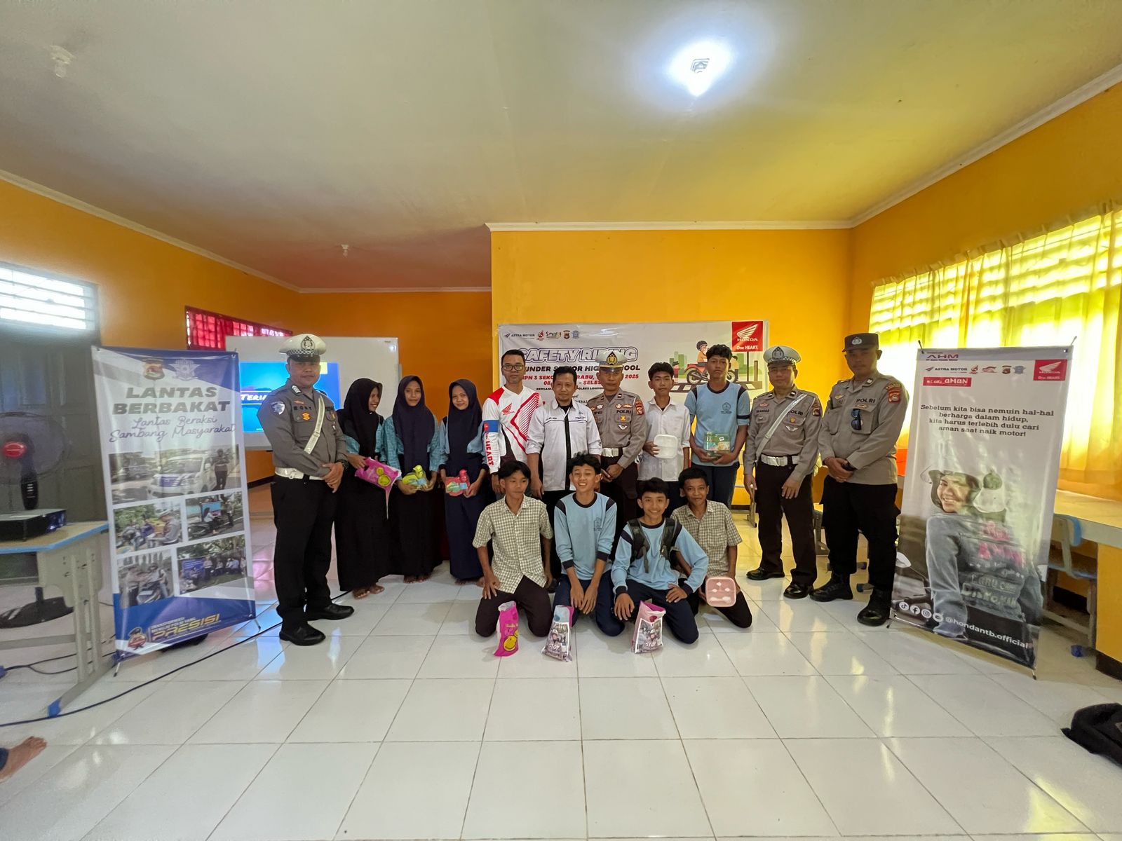 Polres Lombok Barat Edukasi Pelajar SMP Tentang Keselamatan Berkendara