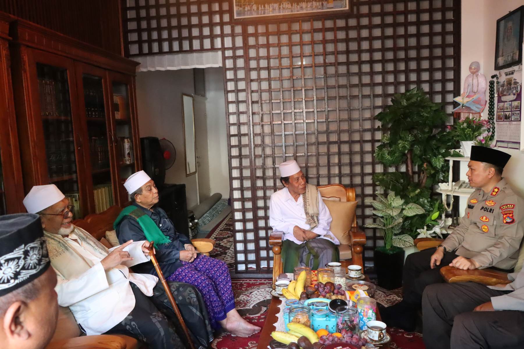 Silaturahmi Kapolres Lombok Barat dengan Ketua Ponpes Al Ishlahuddiny Dorong Kerja Sama Harkamtibmas