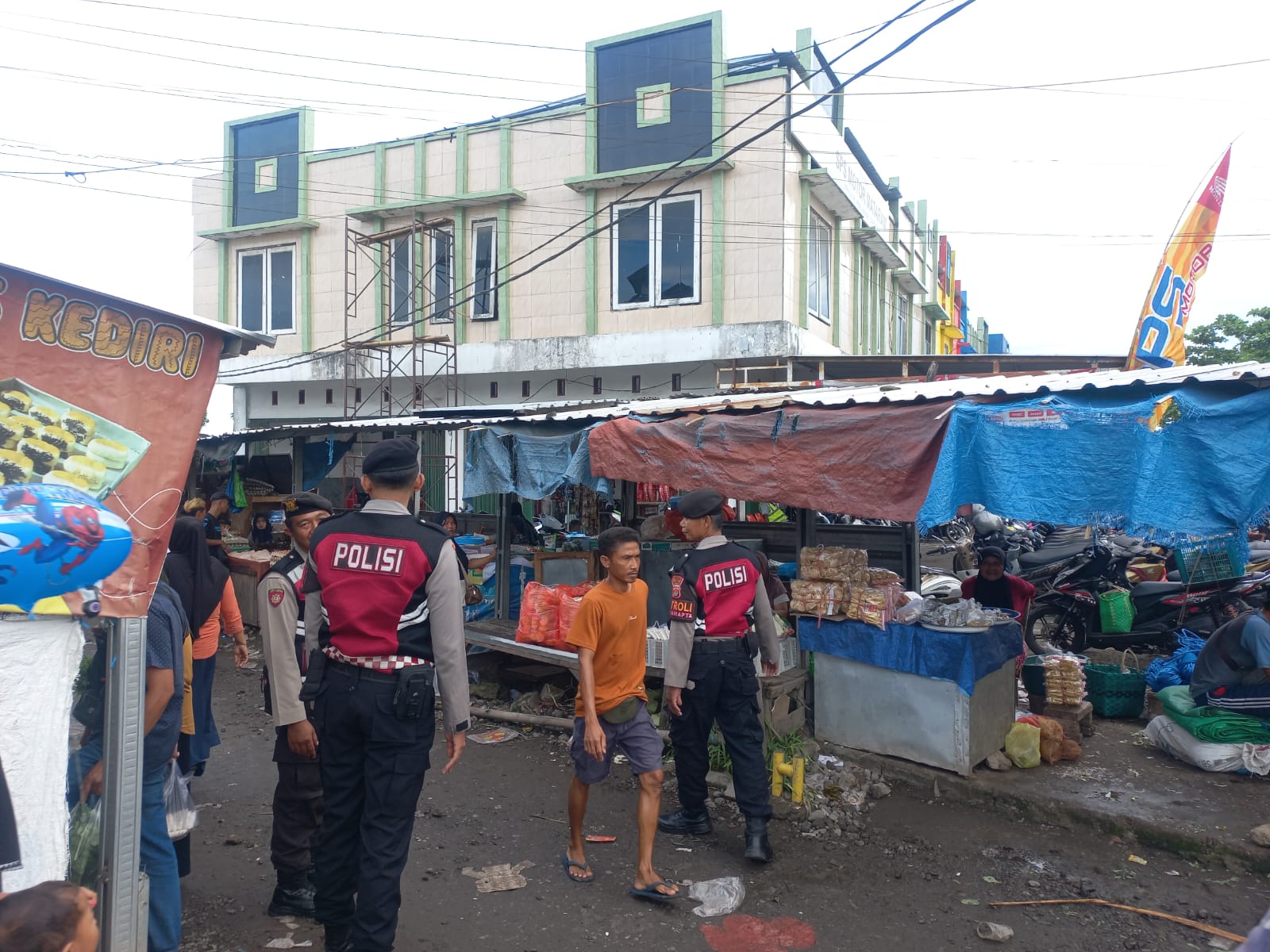 Polres Lombok Barat Kenalkan KEMOS dalam Patroli Pasar Kediri