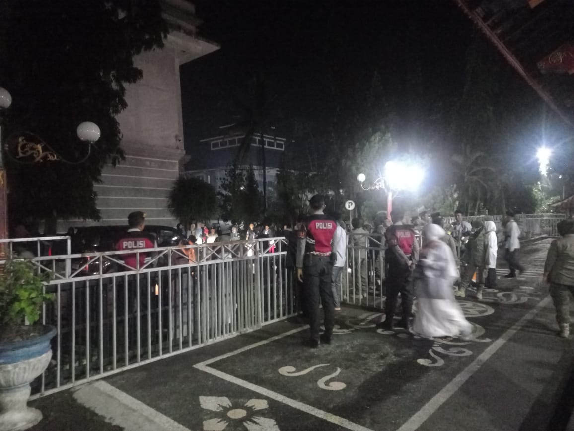 Polres Lombok Barat Kawal Ketat Keberangkatan 393 Calon Haji ke Asrama Haji