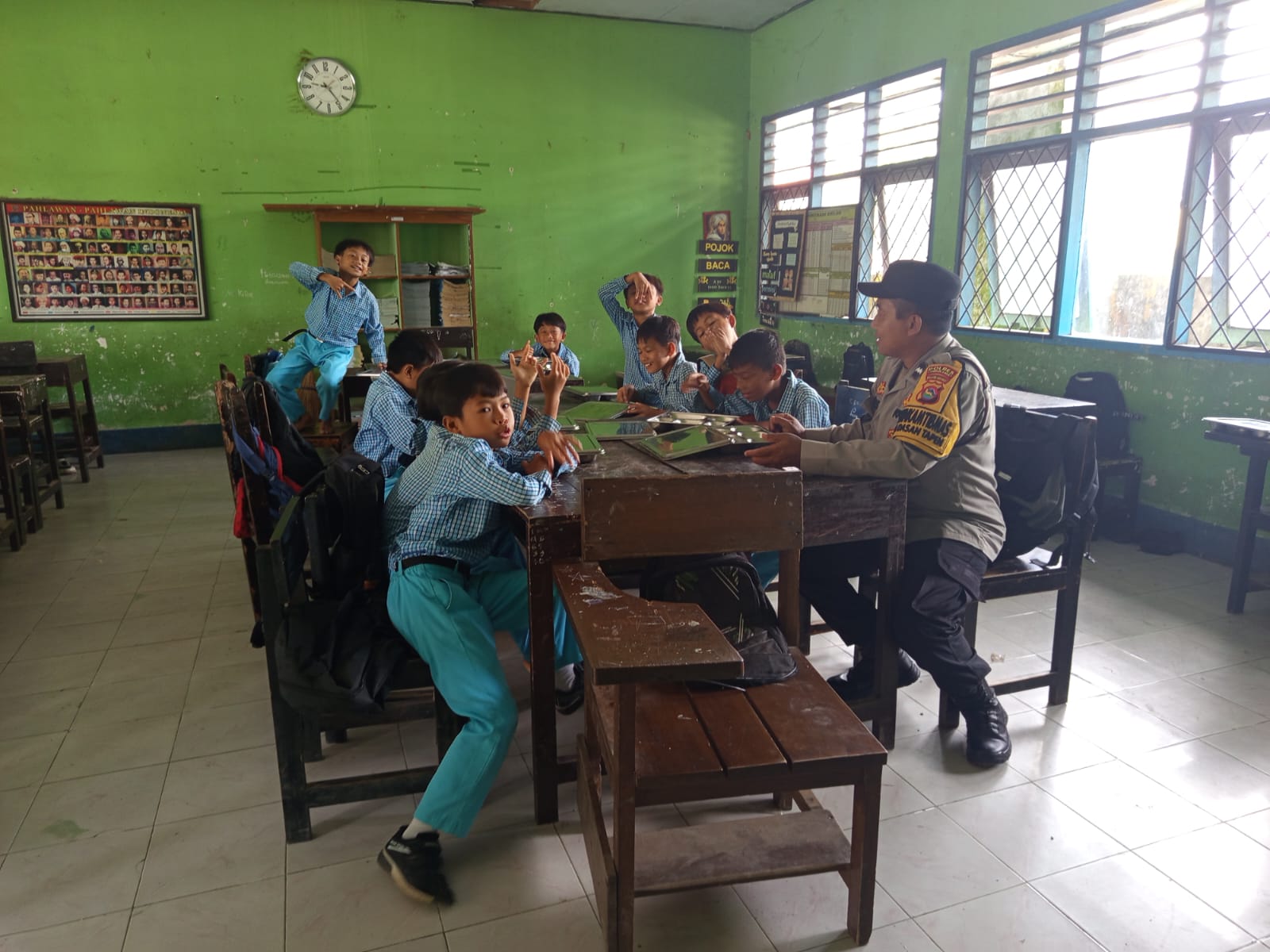 Sinergi Polsek Gerung dan SPPG Wujudkan Program Makan Bergizi di SDN Dasan Tapen