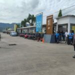 Lombok Barat, NTB - Kepolisian Sektor (Polsek) Kawasan Pelabuhan Lembar, di bawah naungan Polres Lombok Barat, Polda NTB, terus meningkatkan langkah-langkah pengamanan di area pelabuhan. Hal ini dilakukan sebagai upaya preventif untuk mengantisipasi potensi tindak premanisme dan praktik percaloan yang dapat meresahkan para pengguna jasa penyeberangan. Terutama menjelang akhir pekan yang biasanya mengalami peningkatan volume penumpang. Kegiatan pengamanan intensif ini terlihat pada Jumat (9/5/2025) sekitar pukul 10.00 WITA di Dermaga 1 PT. ASDP Lembar. Personel Polsek Kawasan Pelabuhan Lembar tampak bahu-membahu dengan pihak Otoritas Pelabuhan Lembar dalam mengawasi proses pemuatan kendaraan ke atas Kapal. Salah satunya Kapal Motor Penumpang (KMP) RHAMA GIRI NUSA yang melayani rute penyeberangan Lembar menuju Padangbai, Bali. Kapolres Lombok Barat, Polda NTB, AKBP Yasmara Harahap, S.I.K., melalui Kapolsek Kawasan Pelabuhan Lembar, Ipda Imran, menyampaikan bahwa pengamanan ini merupakan bagian dari komitmen Polri. Untuk memberikan rasa aman dan nyaman kepada masyarakat, khususnya para pengguna jasa transportasi laut. Pengecekan Ketat dan Imbauan Proaktif Dalam kegiatan pengamanan tersebut, petugas tidak hanya fokus pada kelancaran proses embarkasi. Mereka juga melakukan pengecekan terhadap surat-surat kendaraan yang akan menyeberang. Lebih dari itu, imbauan proaktif juga disampaikan kepada para sopir dan penumpang terkait potensi gangguan keamanan. "Kami secara aktif mengimbau kepada seluruh pengguna jasa penyeberangan untuk segera melaporkan kepada petugas apabila menemukan atau mencurigai adanya praktik premanisme maupun aksi percaloan di sekitar area pelabuhan," tegas Ipda Imran di sela-sela kegiatan pengamanan. Edukasi Penumpang untuk Keamanan dan Ketertiban Selain mengantisipasi tindakan kriminal, personel Polsek Lembar juga memberikan himbauan kepada para penumpang kapal. Mereka mengingatkan agar selalu menjaga barang bawaan masing-masing dan mengikuti antrian sesuai dengan tiket yang dimiliki. Kepatuhan terhadap peraturan di atas kapal juga menjadi fokus utama dalam edukasi yang disampaikan. "Kami harapkan para penumpang dapat bekerja sama dengan petugas dan mematuhi semua aturan yang berlaku demi kelancaran dan keamanan perjalanan," ujar Ipda Imran. "Dengan kesadaran dan partisipasi aktif dari masyarakat, kita dapat menciptakan lingkungan pelabuhan yang kondusif dan terbebas dari gangguan." Komitmen Polsek Kawasan Pelabuhan Lembar untuk Pelayanan Terbaik Langkah-langkah pengamanan yang dilakukan oleh Polsek Kawasan Pelabuhan Lembar ini menunjukkan keseriusan pihak kepolisian dalam memberikan pelayanan terbaik kepada masyarakat. Kehadiran polisi di tengah-tengah aktivitas pelabuhan diharapkan dapat memberikan efek jera bagi pelaku tindak kejahatan sekaligus memberikan rasa aman bagi para pengguna jasa penyeberangan.