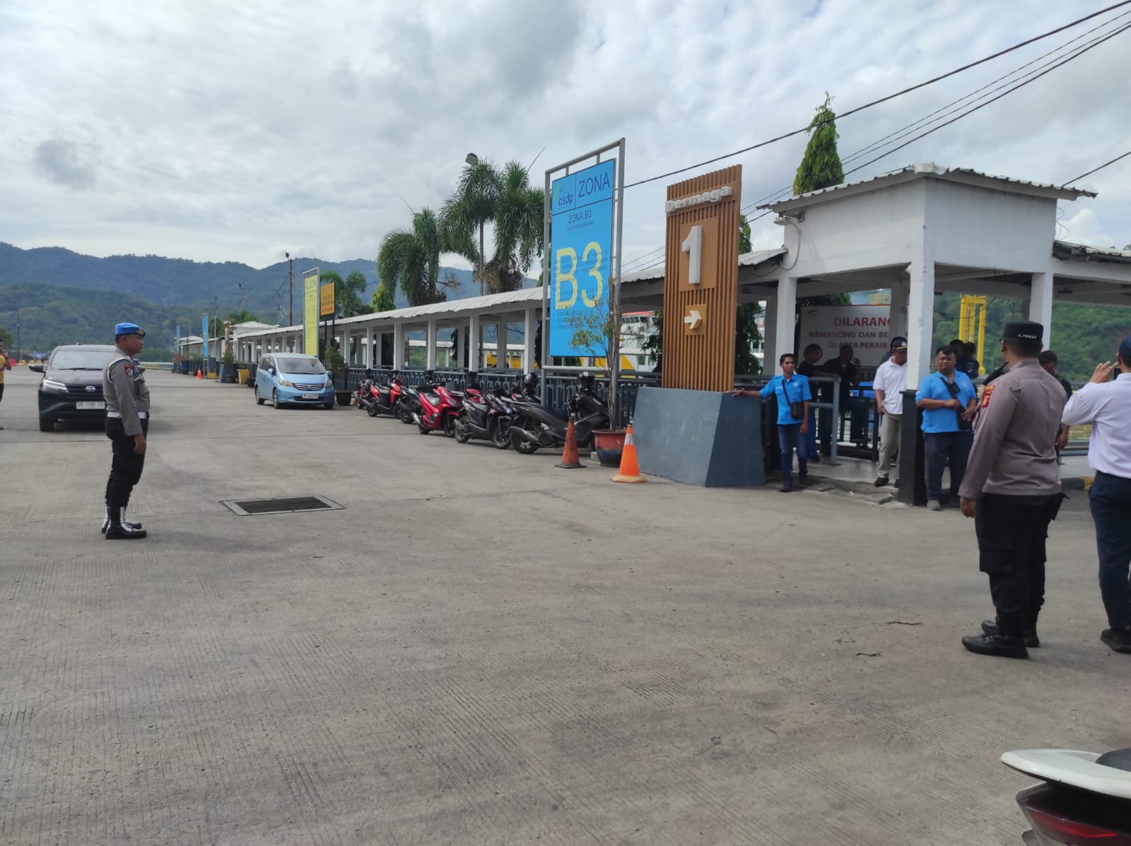 Lombok Barat, NTB - Kepolisian Sektor (Polsek) Kawasan Pelabuhan Lembar, di bawah naungan Polres Lombok Barat, Polda NTB, terus meningkatkan langkah-langkah pengamanan di area pelabuhan. Hal ini dilakukan sebagai upaya preventif untuk mengantisipasi potensi tindak premanisme dan praktik percaloan yang dapat meresahkan para pengguna jasa penyeberangan. Terutama menjelang akhir pekan yang biasanya mengalami peningkatan volume penumpang. Kegiatan pengamanan intensif ini terlihat pada Jumat (9/5/2025) sekitar pukul 10.00 WITA di Dermaga 1 PT. ASDP Lembar. Personel Polsek Kawasan Pelabuhan Lembar tampak bahu-membahu dengan pihak Otoritas Pelabuhan Lembar dalam mengawasi proses pemuatan kendaraan ke atas Kapal. Salah satunya Kapal Motor Penumpang (KMP) RHAMA GIRI NUSA yang melayani rute penyeberangan Lembar menuju Padangbai, Bali. Kapolres Lombok Barat, Polda NTB, AKBP Yasmara Harahap, S.I.K., melalui Kapolsek Kawasan Pelabuhan Lembar, Ipda Imran, menyampaikan bahwa pengamanan ini merupakan bagian dari komitmen Polri. Untuk memberikan rasa aman dan nyaman kepada masyarakat, khususnya para pengguna jasa transportasi laut. Pengecekan Ketat dan Imbauan Proaktif Dalam kegiatan pengamanan tersebut, petugas tidak hanya fokus pada kelancaran proses embarkasi. Mereka juga melakukan pengecekan terhadap surat-surat kendaraan yang akan menyeberang. Lebih dari itu, imbauan proaktif juga disampaikan kepada para sopir dan penumpang terkait potensi gangguan keamanan. "Kami secara aktif mengimbau kepada seluruh pengguna jasa penyeberangan untuk segera melaporkan kepada petugas apabila menemukan atau mencurigai adanya praktik premanisme maupun aksi percaloan di sekitar area pelabuhan," tegas Ipda Imran di sela-sela kegiatan pengamanan. Edukasi Penumpang untuk Keamanan dan Ketertiban Selain mengantisipasi tindakan kriminal, personel Polsek Lembar juga memberikan himbauan kepada para penumpang kapal. Mereka mengingatkan agar selalu menjaga barang bawaan masing-masing dan mengikuti antrian sesuai dengan tiket yang dimiliki. Kepatuhan terhadap peraturan di atas kapal juga menjadi fokus utama dalam edukasi yang disampaikan. "Kami harapkan para penumpang dapat bekerja sama dengan petugas dan mematuhi semua aturan yang berlaku demi kelancaran dan keamanan perjalanan," ujar Ipda Imran. "Dengan kesadaran dan partisipasi aktif dari masyarakat, kita dapat menciptakan lingkungan pelabuhan yang kondusif dan terbebas dari gangguan." Komitmen Polsek Kawasan Pelabuhan Lembar untuk Pelayanan Terbaik Langkah-langkah pengamanan yang dilakukan oleh Polsek Kawasan Pelabuhan Lembar ini menunjukkan keseriusan pihak kepolisian dalam memberikan pelayanan terbaik kepada masyarakat. Kehadiran polisi di tengah-tengah aktivitas pelabuhan diharapkan dapat memberikan efek jera bagi pelaku tindak kejahatan sekaligus memberikan rasa aman bagi para pengguna jasa penyeberangan.