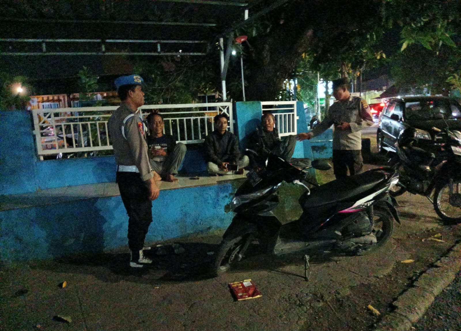 Warga Apresiasi Patroli Malam Polsek Kediri di Desa Rumak