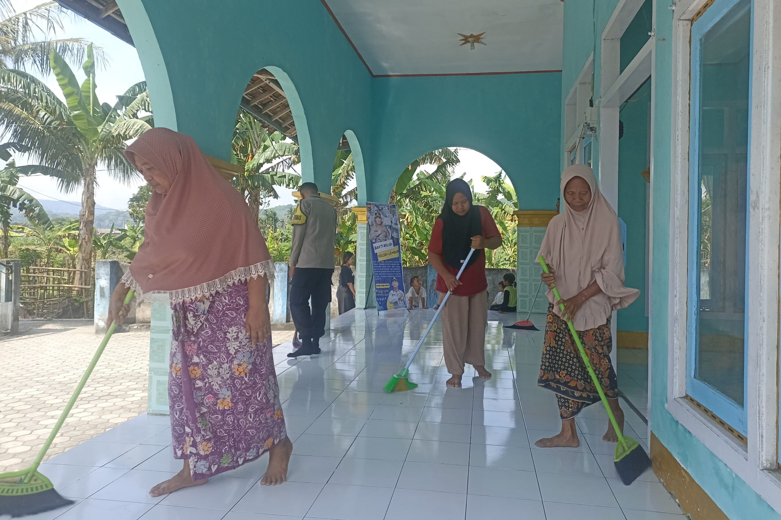 Bakti Religi Polsek Lembar: Ciptakan Lingkungan Ibadah Bersih dan Nyaman