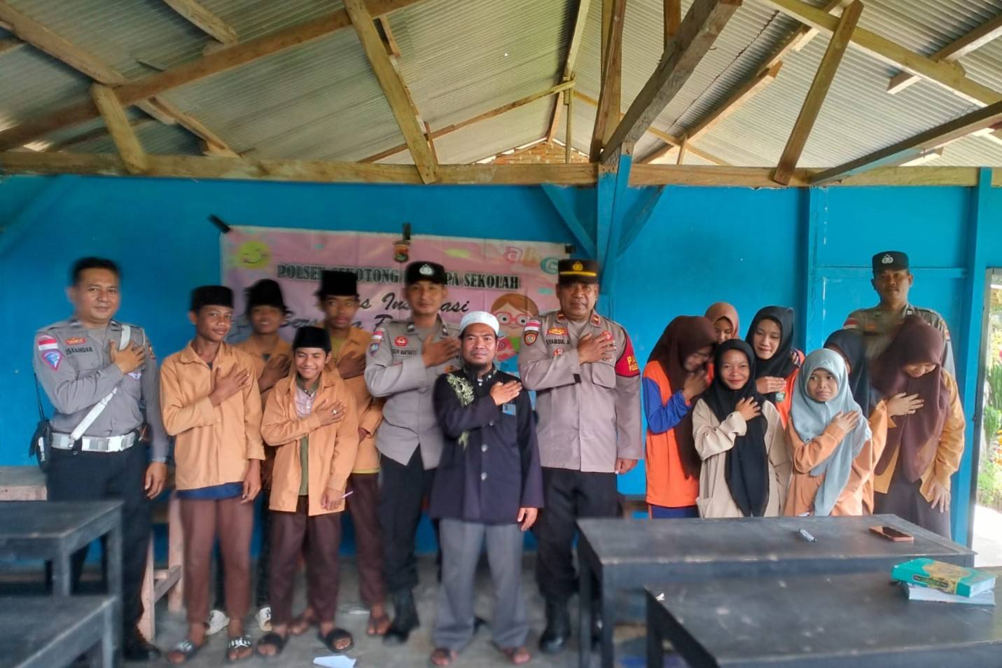 Polsek Sekotong Gelar ‘Polsek Menyapa Sekolah