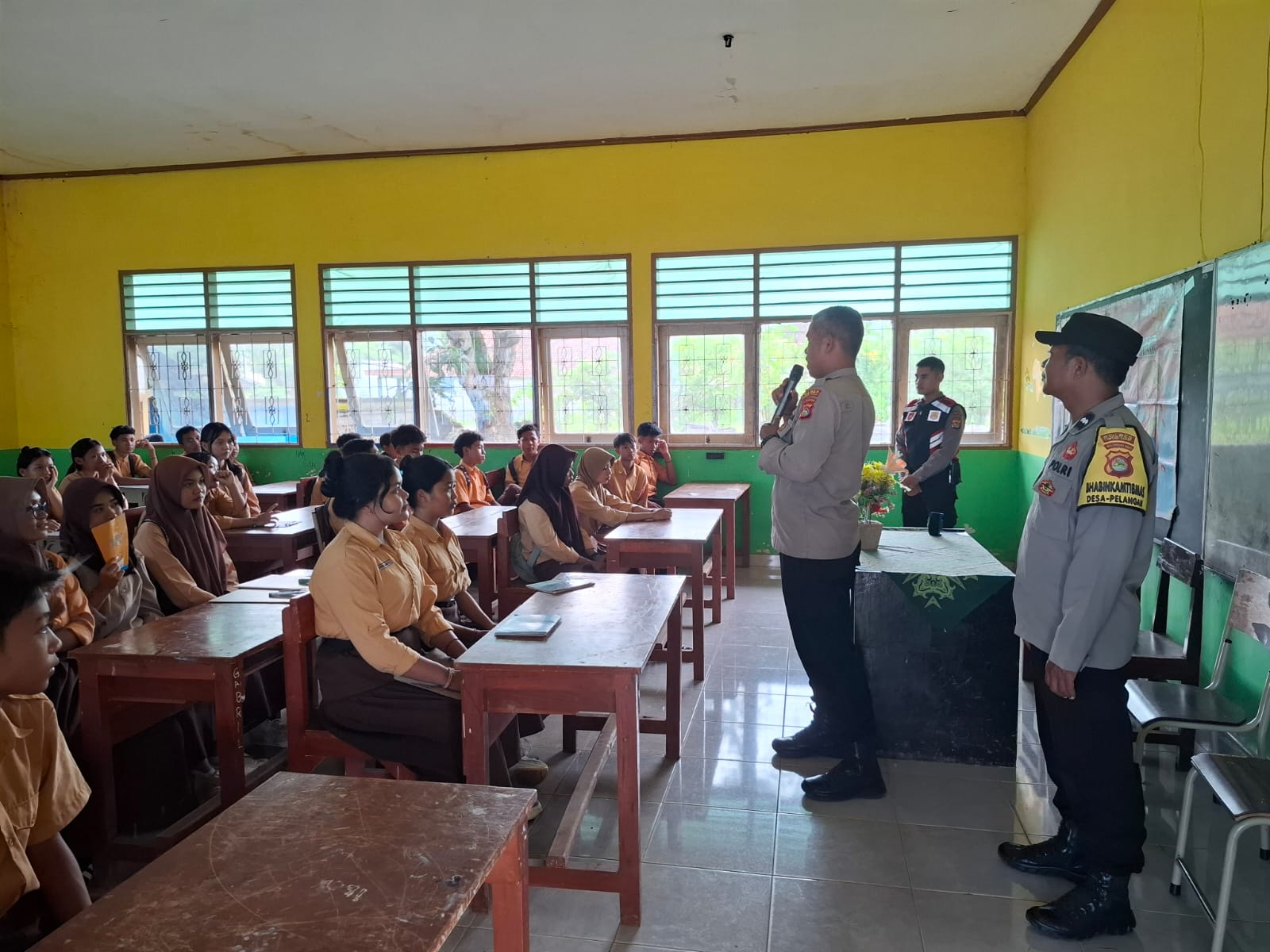 Polres Lombok Barat Sosialisasikan Bahaya Narkoba dan Pernikahan Dini di Sekolah