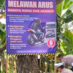 Satlantas Polres Lombok Barat Gencar Pasang Spanduk Himbauan Keselamatan Berlalu Lintas