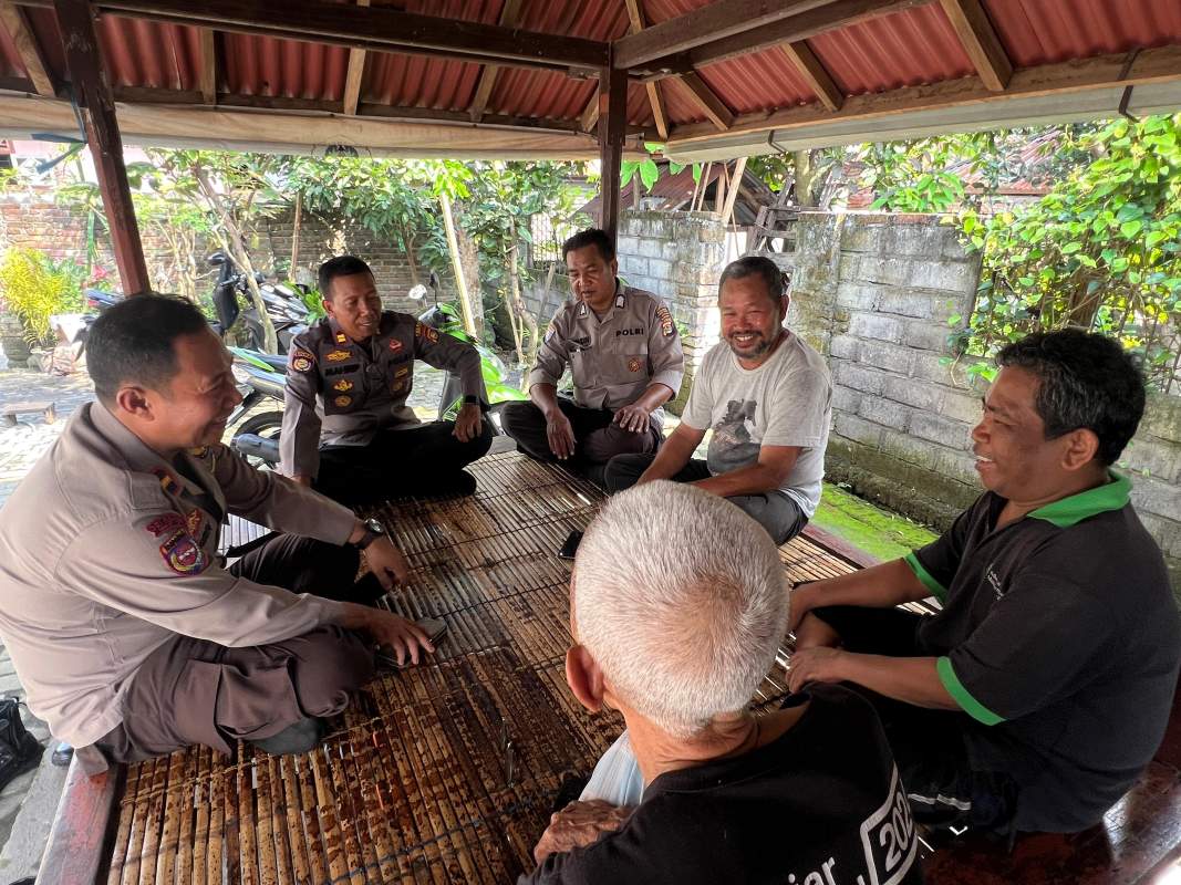 Cegah Narkoba dan Hoaks, Polisi Sambangi Warga Lombok Barat