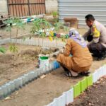 Bhabinkamtibmas Lembar Selatan Dorong Warga Kelola Lahan Pekarangan