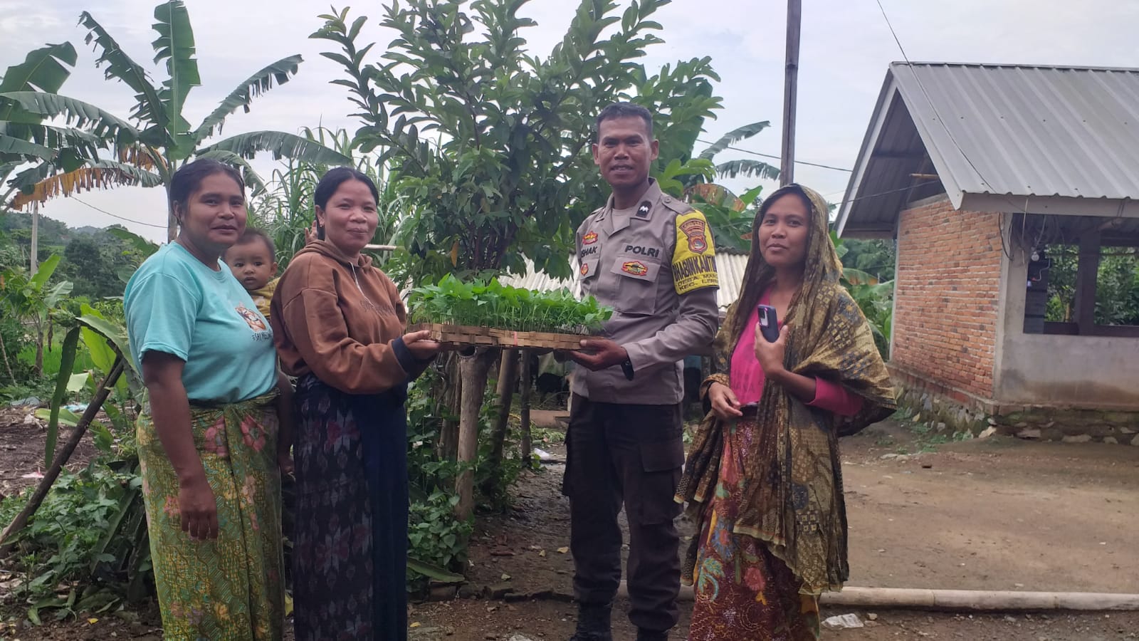 Dukung Ketahanan Pangan, Polsek Lembar Salurkan Bibit Cabai ke Warga