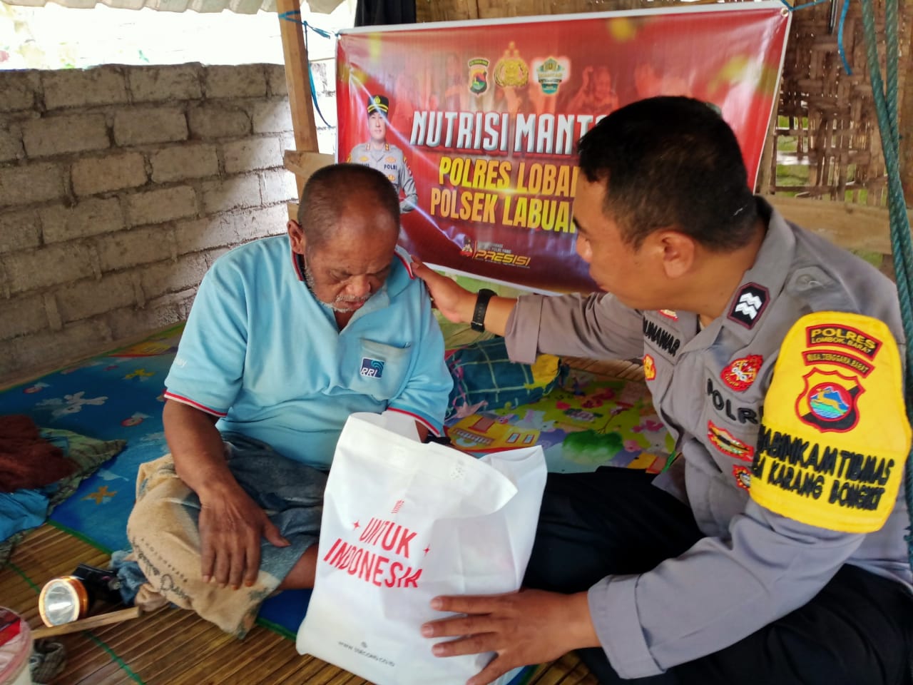 Polsek Labuapi Distribusikan Bantuan Gizi di Karang Bongkot