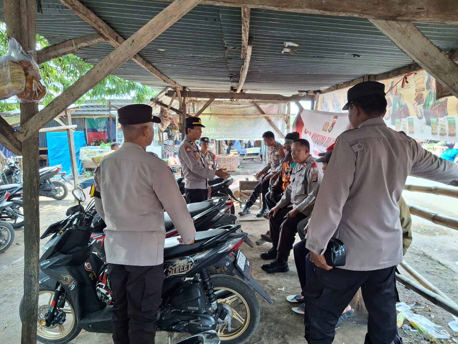 Polres Lombok Barat Gelar Penyuluhan Kamtibmas di Pasar Gerung