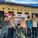 Lombok Barat, NTB – Dalam rangka menyambut Hari Bhayangkara ke-79 yang jatuh pada 1 Juli 2025, Polsek Sekotong, Polres Lombok Barat, Polda NTB, menggelar kegiatan bakti sosial di Dusun Bertong, Desa Cendimanik, Kecamatan Sekotong, Kabupaten Lombok Barat, pada Selasa (24/6/2025). A cara yang berlangsung mulai pukul 08.30 WITA ini menjadi wujud nyata kepedulian Polri terhadap masyarakat, khususnya mereka yang membutuhkan. Semangat Kebersamaan dalam Pengabdian Kegiatan bakti sosial ini dihadiri langsung oleh Kapolsek Sekotong IPTU I Ketut Suriarta, S.H., M.I.Kom., didampingi Kanit Binmas Polsek Sekotong AIPDA I Komang Sunantara, Ps. Kasium Polsek Sekotong AIPDA Amala, serta Bhabinkamtibmas Desa Cendimanik AIPDA Saepul Rahman. Sejumlah personel Polsek Sekotong turut hadir, berbaur dengan hangat bersama warga Dusun Bertong, Desa Cendimanik. Menurut IPTU I Ketut Suriarta, kegiatan ini adalah bagian dari komitmen Polri untuk selalu hadir di tengah masyarakat. "Bakti sosial ini merupakan bentuk pengabdian dan kepedulian kami dari Polsek Sekotong terhadap masyarakat, terutama bagi saudara-saudara kita penyandang disabilitas fisik, lumpuh, dan tunanetra," ujarnya. "Kami ingin mempererat hubungan antara Polri dan masyarakat, khususnya di Dusun Bertong ini." Bantuan Kursi Roda dan Sembako untuk Warga Disabilitas Fokus utama dari bakti sosial kali ini adalah memberikan dukungan kepada warga yang mengalami disabilitas. Dalam kesempatan tersebut, Polsek Sekotong menyerahkan bantuan berupa kursi roda dan sembako. Salah satu penerima bantuan adalah Saudara Hamdani, seorang remaja berusia 15 tahun, putra dari Bapak Mahyun dan Ibu Salmah, warga Dusun Bertong. Penyerahan bantuan ini diharapkan dapat meringankan beban dan meningkatkan kualitas hidup para penerima manfaat. Kursi roda yang diberikan akan mempermudah mobilitas Hamdani dalam beraktivitas sehari-hari, sementara bantuan sembako diharapkan dapat memenuhi kebutuhan dasar keluarga. Memupuk Sinergi dan Toleransi Menjelang Hari Bhayangkara ke-79 Kegiatan bakti sosial ini merupakan salah satu rangkaian penting dalam menyambut Hari Bhayangkara ke-79. Melalui kegiatan semacam ini, Polsek Sekotong tidak hanya menunjukkan komitmennya dalam menjaga keamanan dan ketertiban, tetapi juga dalam membangun sinergi yang kuat dengan masyarakat. Ini juga menjadi ajang untuk menumbuhkan nilai-nilai toleransi dan kepedulian, terutama terhadap mereka yang rentan dan membutuhkan uluran tangan. "Kami berharap kegiatan seperti ini dapat terus terlaksana dan memberikan dampak positif yang nyata bagi masyarakat," tambah IPTU I Ketut Suriarta. "Ini adalah wujud nyata bahwa Polri selalu ada untuk rakyat, siap melayani, mengayomi, dan melindungi." Kegiatan bakti sosial ini berjalan lancar, aman, dan tertib, berakhir pada pukul 10.15 WITA. Antusiasme warga dan kolaborasi antara Polri dengan masyarakat Dusun Bertong menjadi cerminan eratnya hubungan yang terjalin. Polsek Sekotong terus berkomitmen untuk memberikan pelayanan terbaik dan berkontribusi positif bagi kemajuan serta kesejahteraan masyarakat di wilayah Kecamatan Sekotong.
