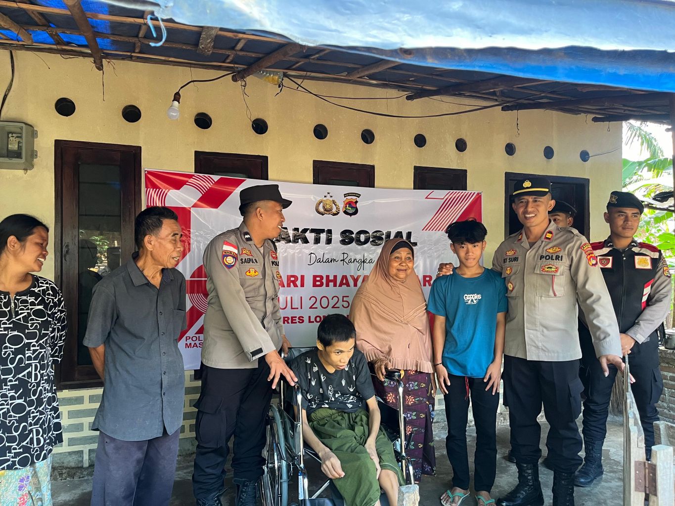 Lombok Barat, NTB – Dalam rangka menyambut Hari Bhayangkara ke-79 yang jatuh pada 1 Juli 2025, Polsek Sekotong, Polres Lombok Barat, Polda NTB, menggelar kegiatan bakti sosial di Dusun Bertong, Desa Cendimanik, Kecamatan Sekotong, Kabupaten Lombok Barat, pada Selasa (24/6/2025). A cara yang berlangsung mulai pukul 08.30 WITA ini menjadi wujud nyata kepedulian Polri terhadap masyarakat, khususnya mereka yang membutuhkan. Semangat Kebersamaan dalam Pengabdian Kegiatan bakti sosial ini dihadiri langsung oleh Kapolsek Sekotong IPTU I Ketut Suriarta, S.H., M.I.Kom., didampingi Kanit Binmas Polsek Sekotong AIPDA I Komang Sunantara, Ps. Kasium Polsek Sekotong AIPDA Amala, serta Bhabinkamtibmas Desa Cendimanik AIPDA Saepul Rahman. Sejumlah personel Polsek Sekotong turut hadir, berbaur dengan hangat bersama warga Dusun Bertong, Desa Cendimanik. Menurut IPTU I Ketut Suriarta, kegiatan ini adalah bagian dari komitmen Polri untuk selalu hadir di tengah masyarakat. "Bakti sosial ini merupakan bentuk pengabdian dan kepedulian kami dari Polsek Sekotong terhadap masyarakat, terutama bagi saudara-saudara kita penyandang disabilitas fisik, lumpuh, dan tunanetra," ujarnya. "Kami ingin mempererat hubungan antara Polri dan masyarakat, khususnya di Dusun Bertong ini." Bantuan Kursi Roda dan Sembako untuk Warga Disabilitas Fokus utama dari bakti sosial kali ini adalah memberikan dukungan kepada warga yang mengalami disabilitas. Dalam kesempatan tersebut, Polsek Sekotong menyerahkan bantuan berupa kursi roda dan sembako. Salah satu penerima bantuan adalah Saudara Hamdani, seorang remaja berusia 15 tahun, putra dari Bapak Mahyun dan Ibu Salmah, warga Dusun Bertong. Penyerahan bantuan ini diharapkan dapat meringankan beban dan meningkatkan kualitas hidup para penerima manfaat. Kursi roda yang diberikan akan mempermudah mobilitas Hamdani dalam beraktivitas sehari-hari, sementara bantuan sembako diharapkan dapat memenuhi kebutuhan dasar keluarga. Memupuk Sinergi dan Toleransi Menjelang Hari Bhayangkara ke-79 Kegiatan bakti sosial ini merupakan salah satu rangkaian penting dalam menyambut Hari Bhayangkara ke-79. Melalui kegiatan semacam ini, Polsek Sekotong tidak hanya menunjukkan komitmennya dalam menjaga keamanan dan ketertiban, tetapi juga dalam membangun sinergi yang kuat dengan masyarakat. Ini juga menjadi ajang untuk menumbuhkan nilai-nilai toleransi dan kepedulian, terutama terhadap mereka yang rentan dan membutuhkan uluran tangan. "Kami berharap kegiatan seperti ini dapat terus terlaksana dan memberikan dampak positif yang nyata bagi masyarakat," tambah IPTU I Ketut Suriarta. "Ini adalah wujud nyata bahwa Polri selalu ada untuk rakyat, siap melayani, mengayomi, dan melindungi." Kegiatan bakti sosial ini berjalan lancar, aman, dan tertib, berakhir pada pukul 10.15 WITA. Antusiasme warga dan kolaborasi antara Polri dengan masyarakat Dusun Bertong menjadi cerminan eratnya hubungan yang terjalin. Polsek Sekotong terus berkomitmen untuk memberikan pelayanan terbaik dan berkontribusi positif bagi kemajuan serta kesejahteraan masyarakat di wilayah Kecamatan Sekotong.