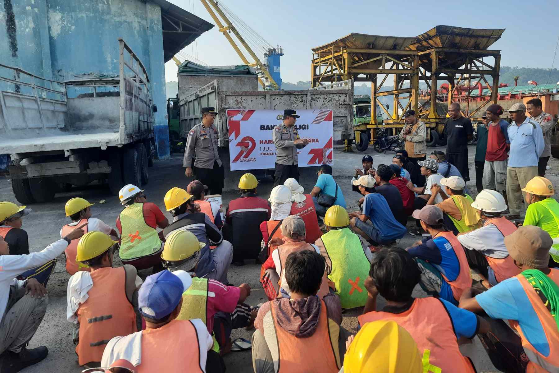 Aksi Sosial Polres Lobar Sentuh Pekerja Pelabuhan Lembar